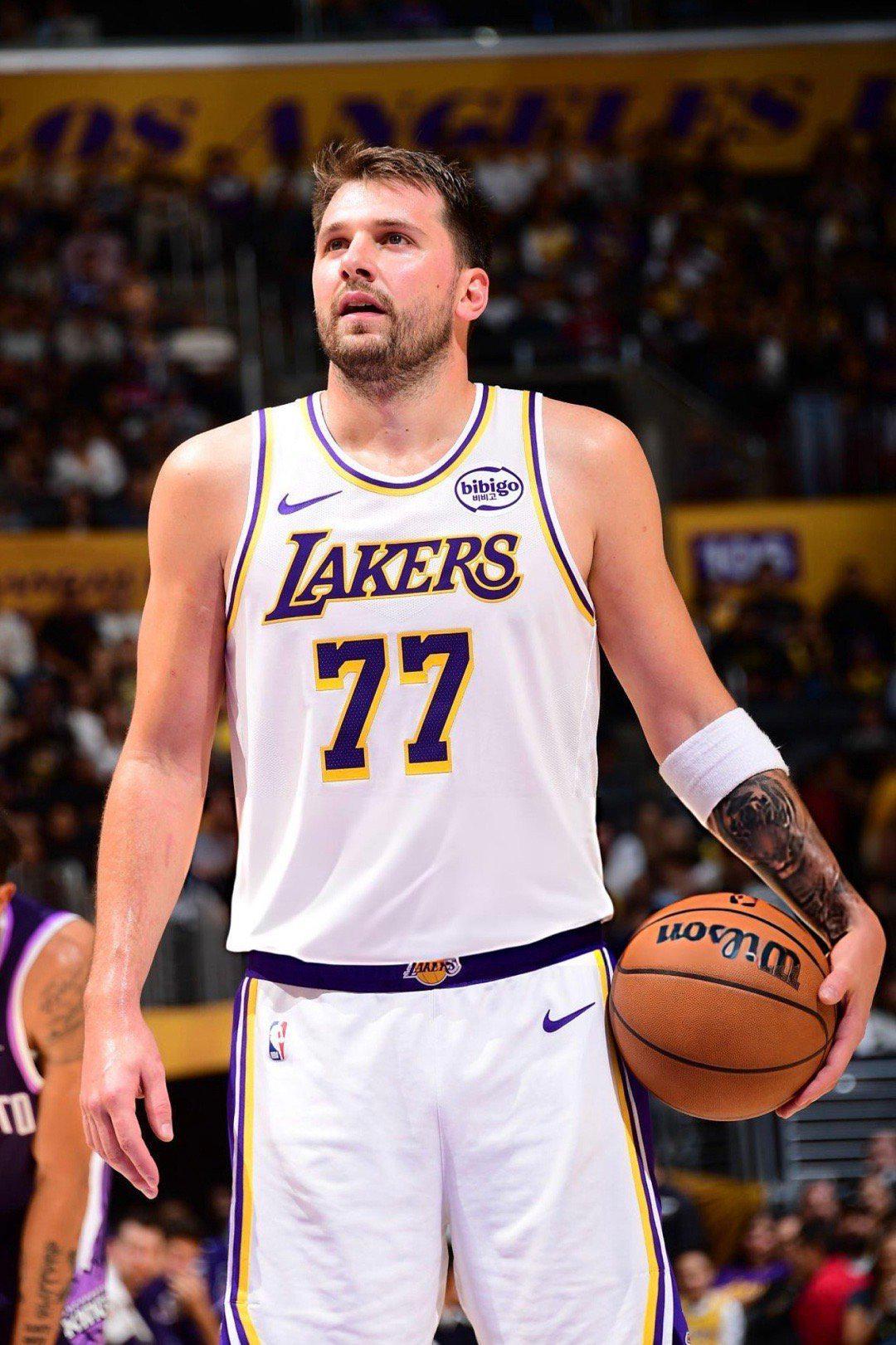 开云体育-胜国王取2连胜！湖人2战送63次助攻，东契奇终于像詹姆斯那样打球