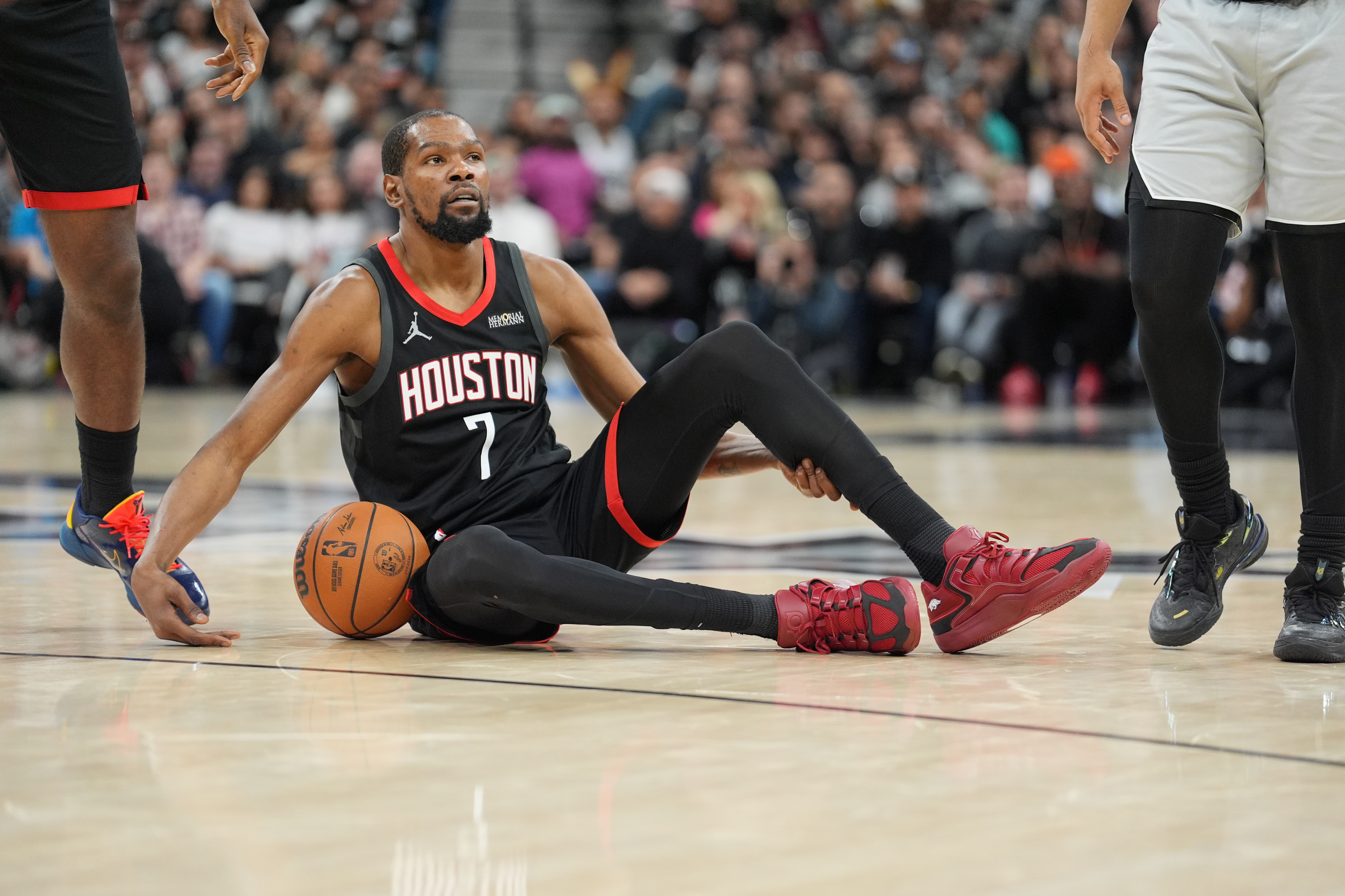 开云体育-比尔·西蒙斯:若知道范弗里特受伤 火箭当时就不会换来KD