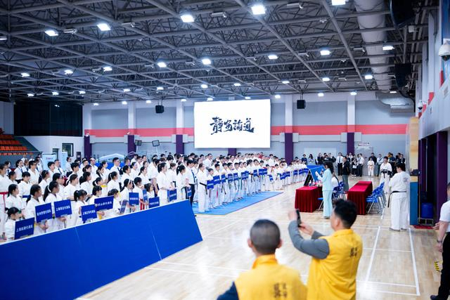 开云官方-萌娃白领展武艺！“静安论道”吸引300余名全国空手道爱好者来沪参赛|静安区|上海市|比赛|选手|体育局_新浪体育_新浪新闻